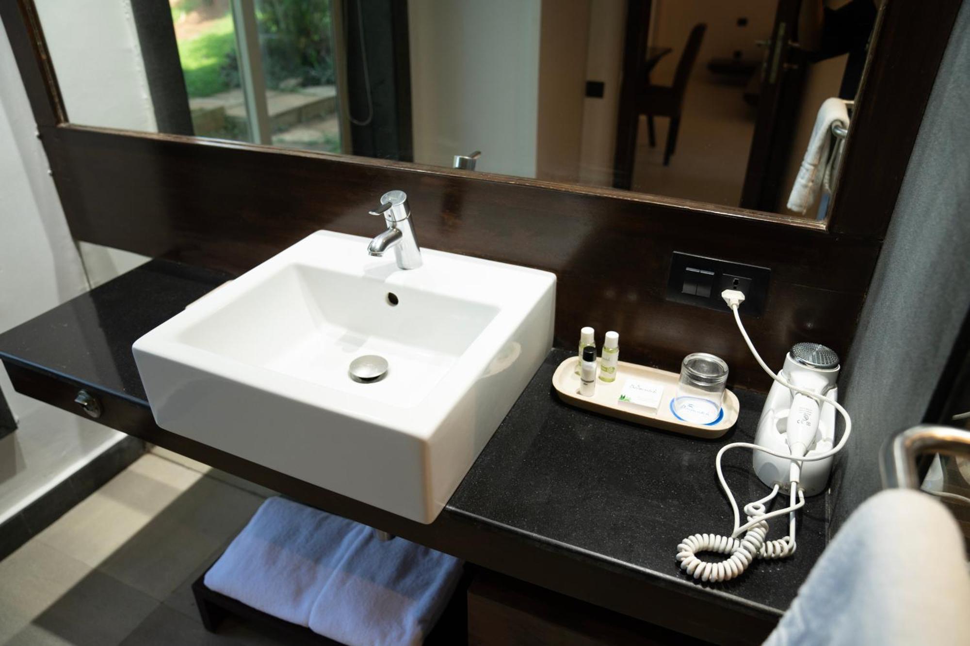 בנולים Regenta Beach House Resort, Goa מראה חיצוני תמונה
