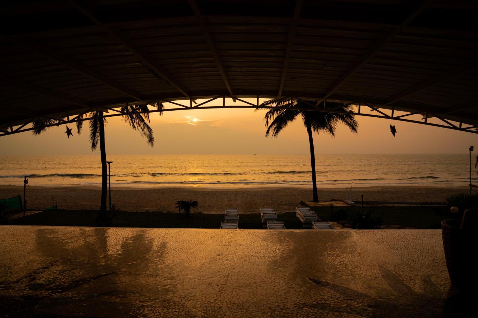 בנולים Regenta Beach House Resort, Goa מראה חיצוני תמונה